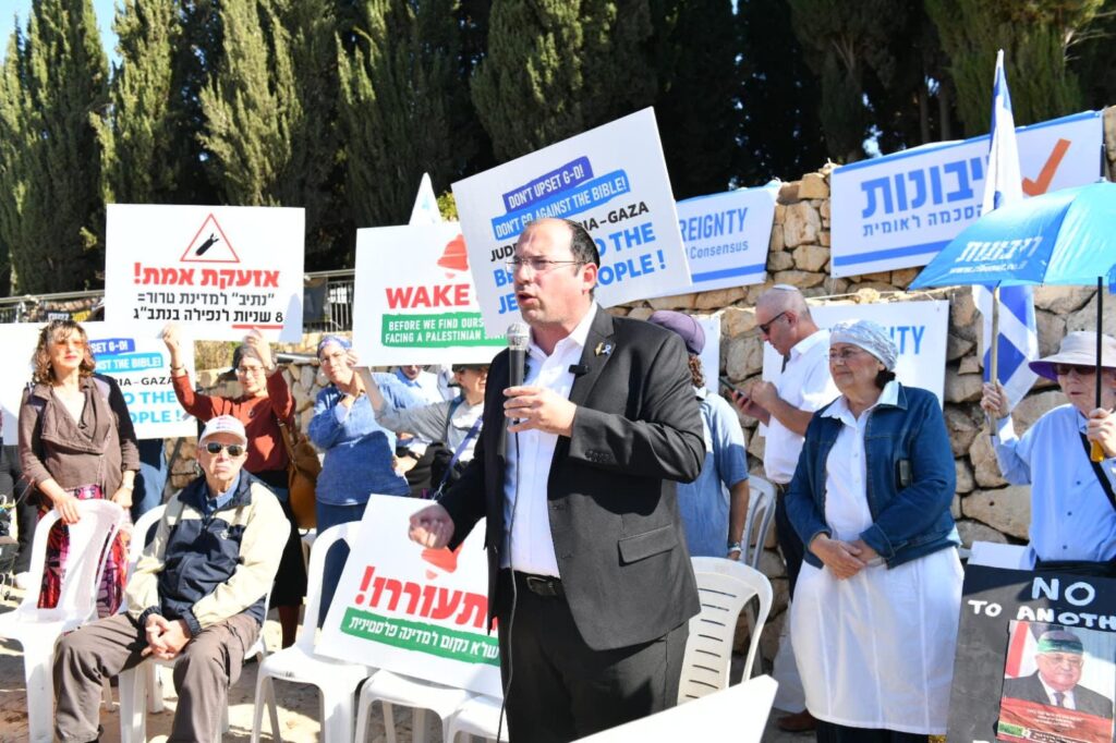 שמחה רוטמן בהפגנה מול ישיבת הממשלה