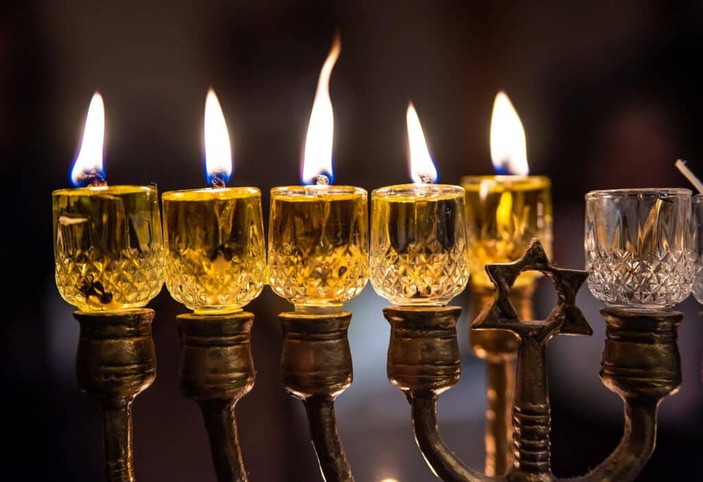 חנוכייה דולקת בחשיכה