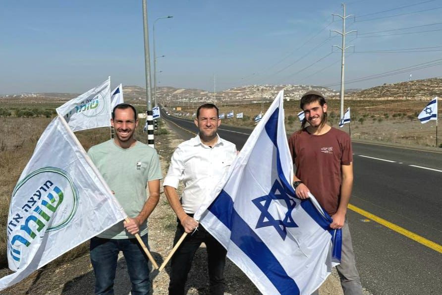 יוסי דגן ודוד בראון בתליית הדגלים