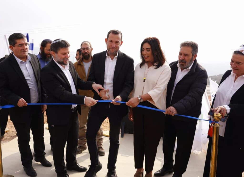 השרים וראש מועצת שומרון חונכים את הכביש.