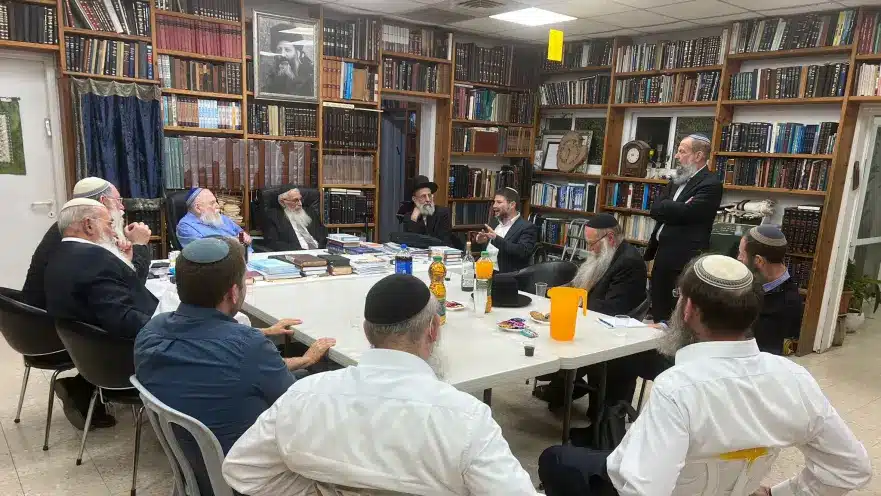 השר סמוטריץ' בדיון עם רבנים בכירים מהציונות הדתית.