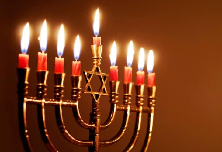 חנוכייה דולקת בחנוכה