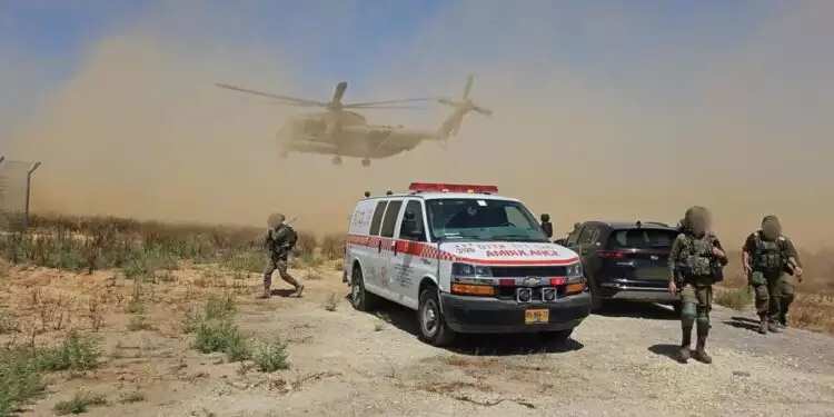 מד"א מפנים פצועים במלחמת חרבות ברזל.