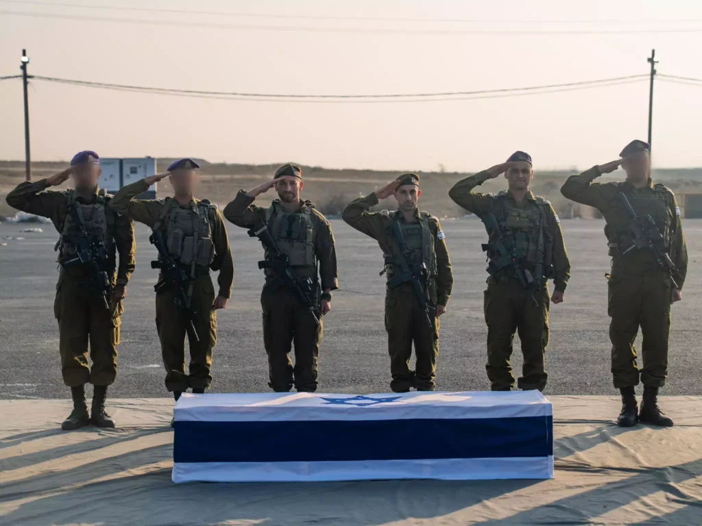 לוחמי גבעתי מקבלים את ארונו של הדר גולדין ז"ל מהצלב האדום, צילום: דובר צה"ל