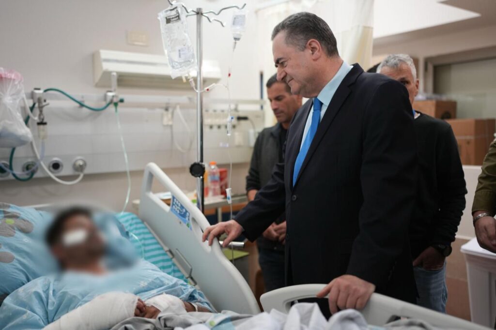 שר הביטחון בביקור הפצועים. צילום: אלעד מלכה, משרד הביטחון