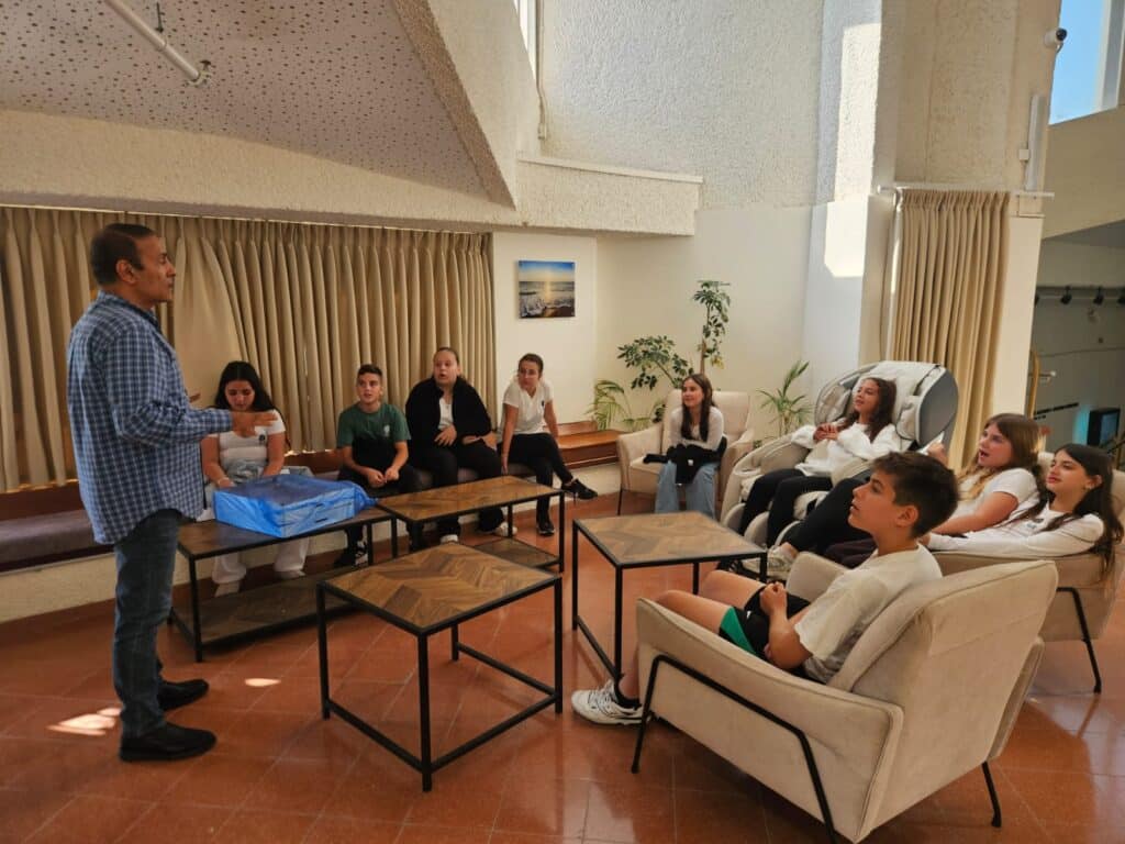 תלמידי בי"ס אילנות במפגש חנוכה בבית הלוחם