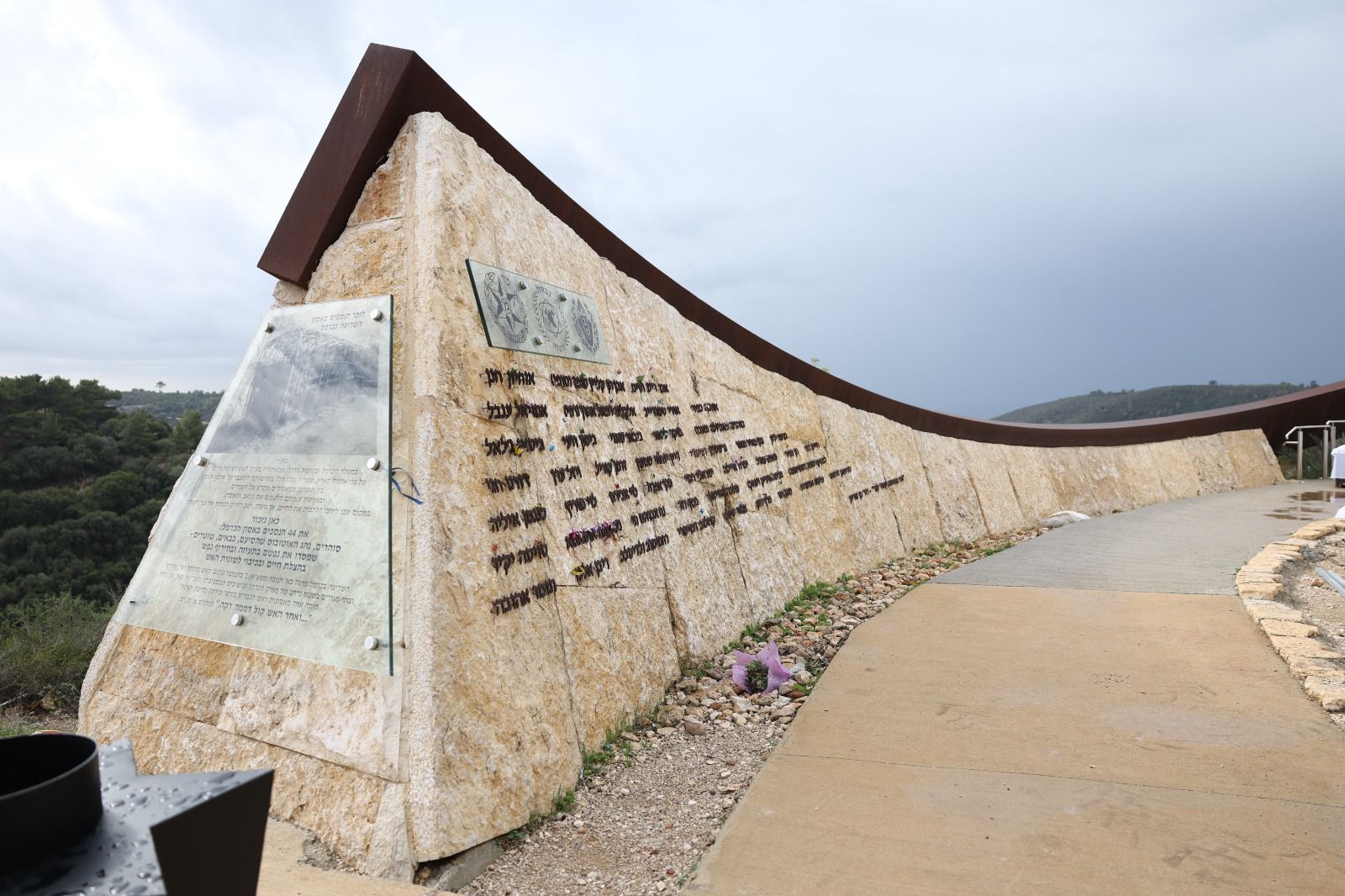 קיר הזיכרון לחללי אסון הכרמל. צילום: דוברות שירות בתי הסוהר