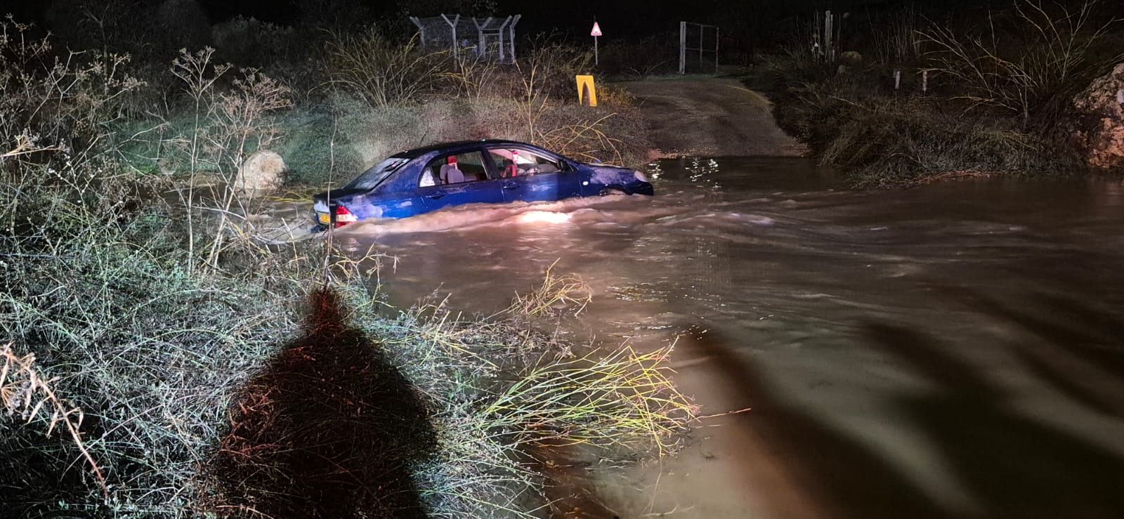 הרכב תקוע בשיטפון בעמק הארזים. צילום: דוברות כב"ה