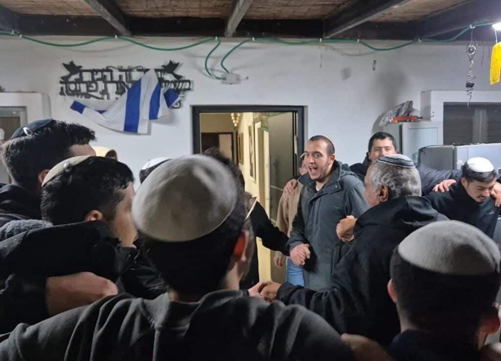 תלמידי ישיבת ההסדר שדרות עם תושבי העוטף. צילום: דביר שמידט