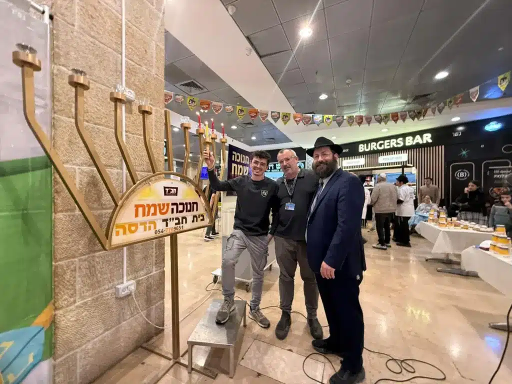 חנניה בן שמעון מדליק נר שלישי של חנוכה | צילום: דוברות הדסה