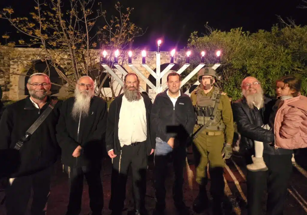 הדלקת נרות בשאנור. צילום: רועי חדי
