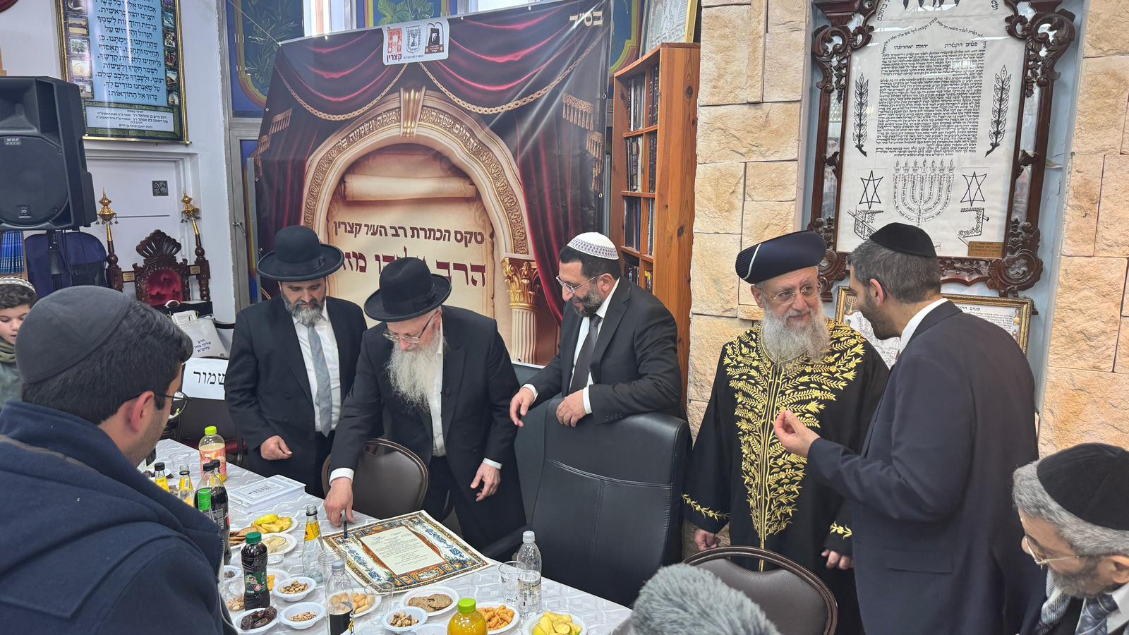 הרב שמואל אליהו חותם על תעודת המינוי של הרב מזוז באירוע ההכתרה. ללא קרדיט