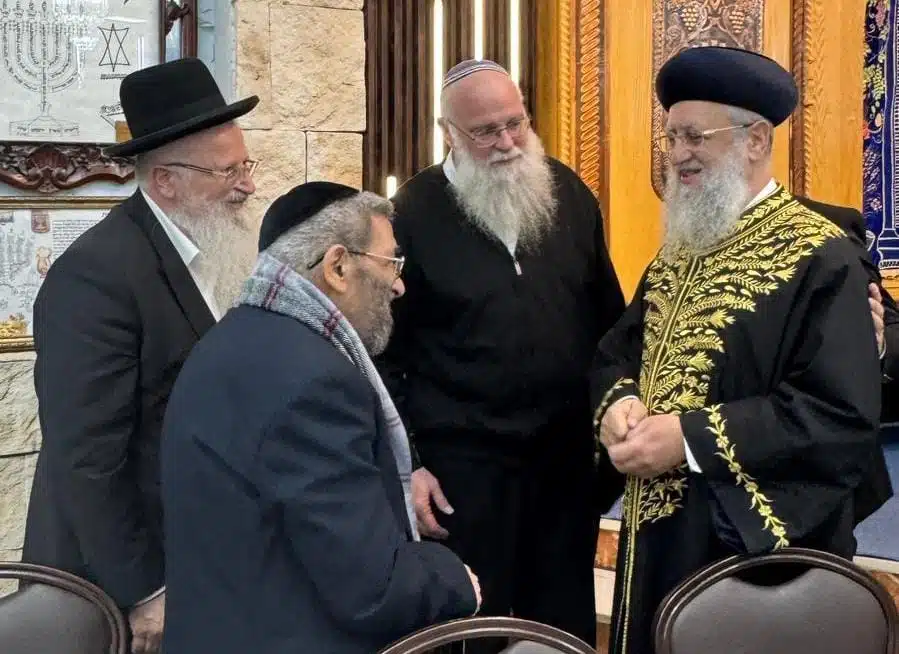 הרבנים עם הרב יוסף לוי, הרב היוצא. ללא קרדיט