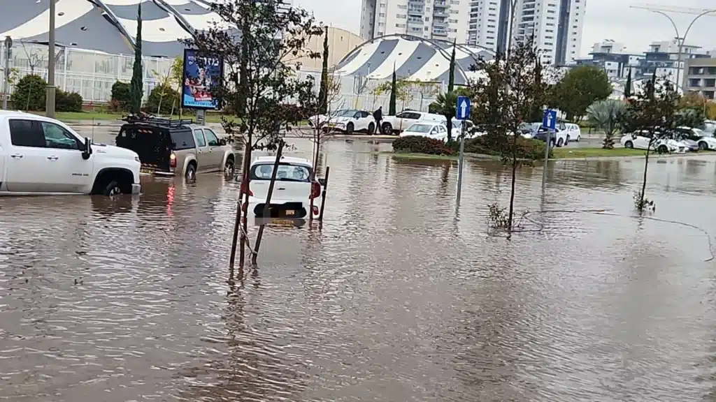 רכבים שקועים במים ביבנה. צילום: כבאות והצלה לישראל מחוז מרכז