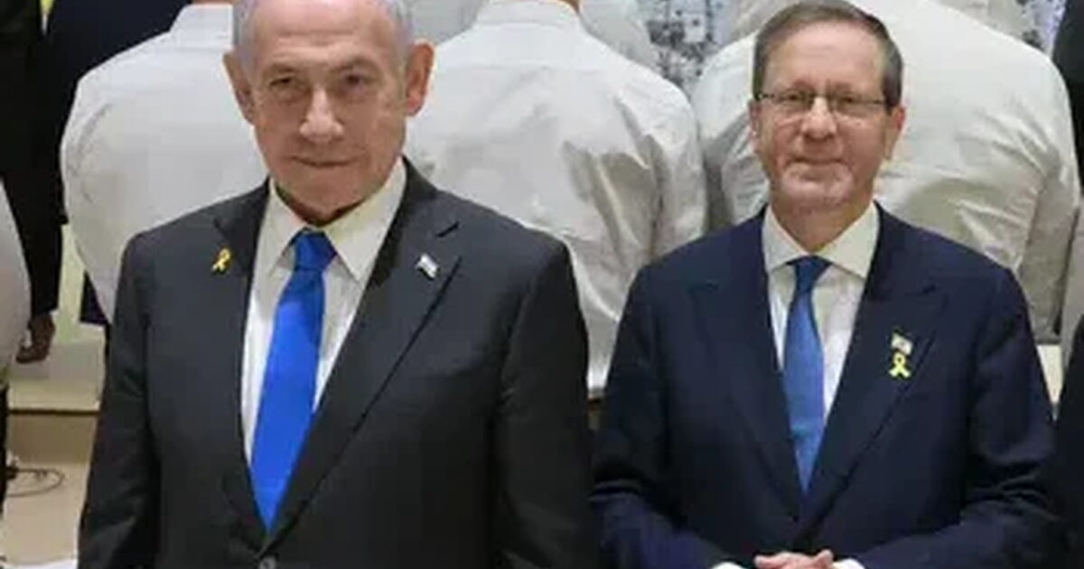 הרצוג, נתניהו וברנע עם מצטייני המוסד. צילום: עמוס בן גרשום- לע"מ