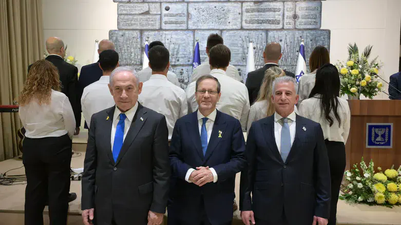הרצוג, נתניהו וברנע עם מצטייני המוסד.צילום: עמוס בן גרשום- לע"מ