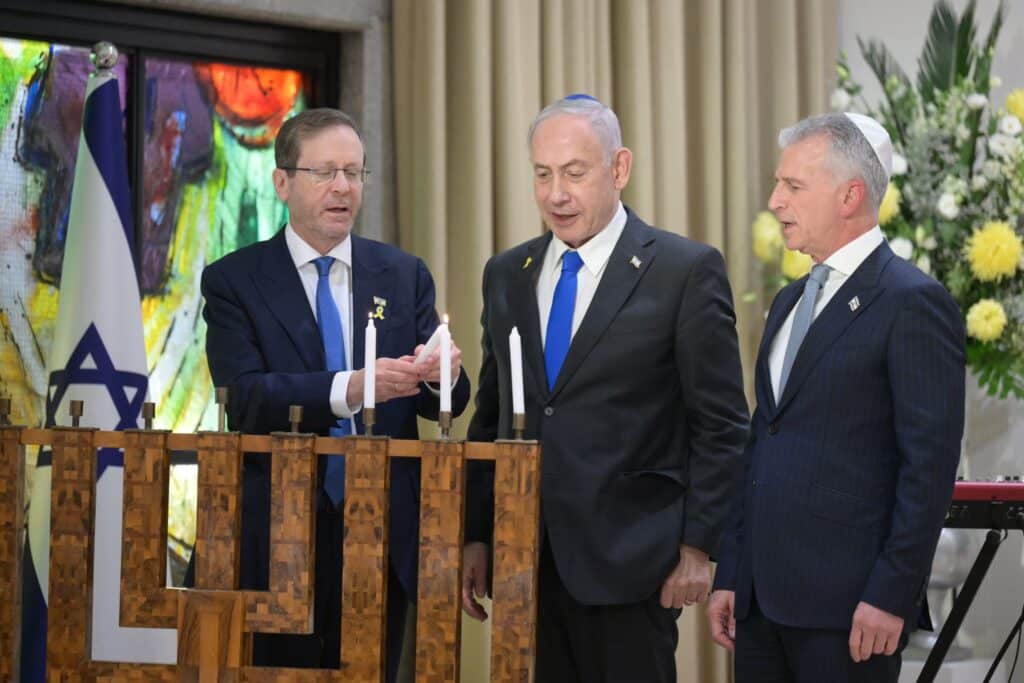 ברנע, נתניהו והרצוג מדליקים חנוכייה. צילום: עמוס בן גרשום - לע"מ