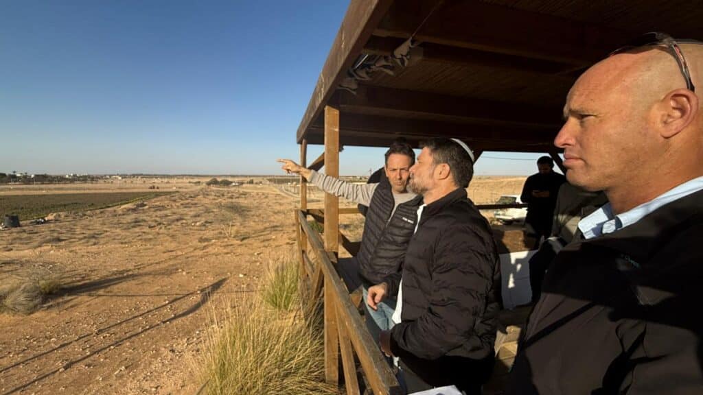שר האור בצלאל סמוטריץ' במהלך הסרטון ברתמים