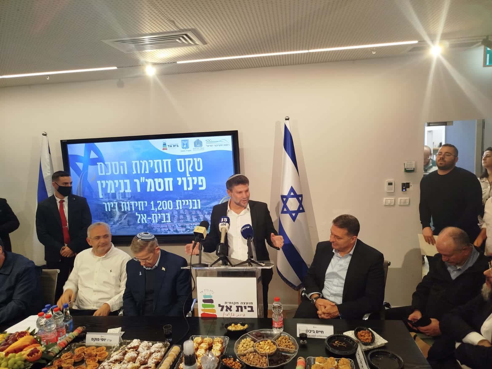 בצלאל סמוטריץ' נואם בכנס בבית אל