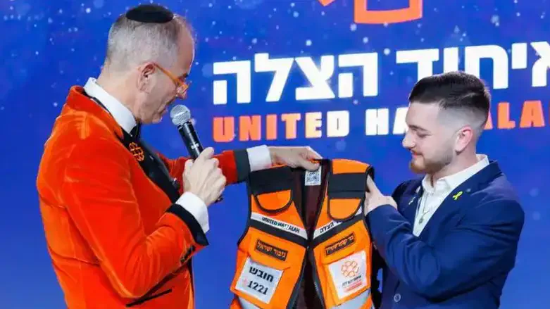 אלי ביר עם בר קופרשטיין צילום: איחוד הצלה