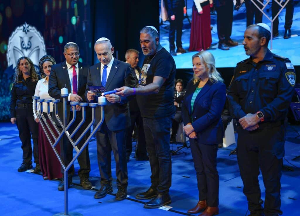 ראש הממשלה נתניהו מדליק את הנר עם אביו של החטוף רס"ל רן גואילי הי"ד