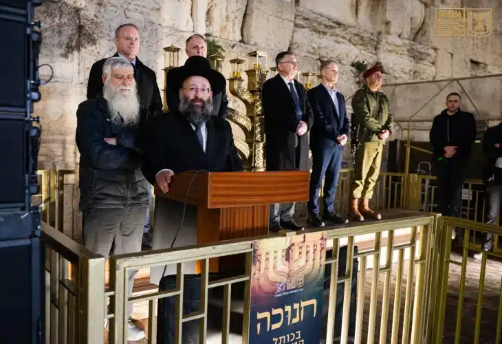 הדלקת נר חמישי בכותל המערבי צילום: הקרן למורשת הכותל המערבי