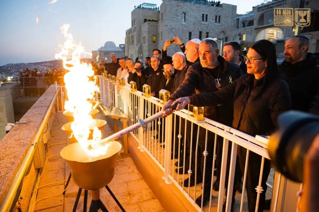 הורי החטוף רן גואילי הי"ד מדליקים את הנרות החנוכה בכותל המערבי
