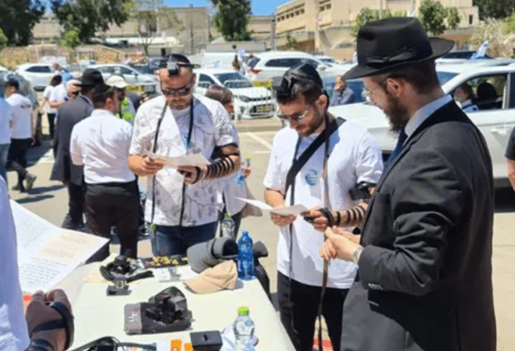 הנחת תפילין במרחב הציבורי. צילום: חב"ד