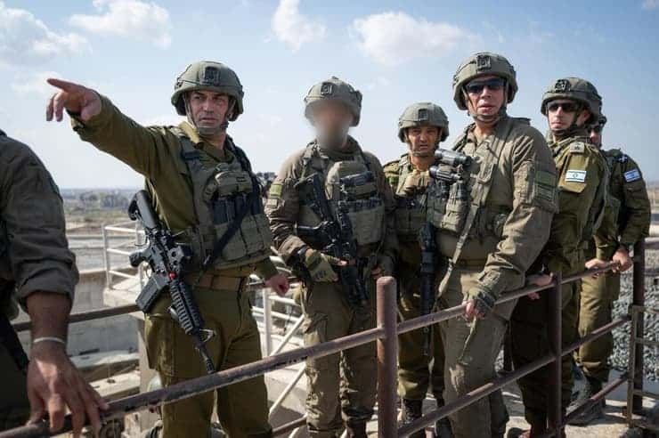 הרמטכ"ל רא"ל אייל זמיר (משמאל) בעזה עם מפקדים בכירים נוספים.