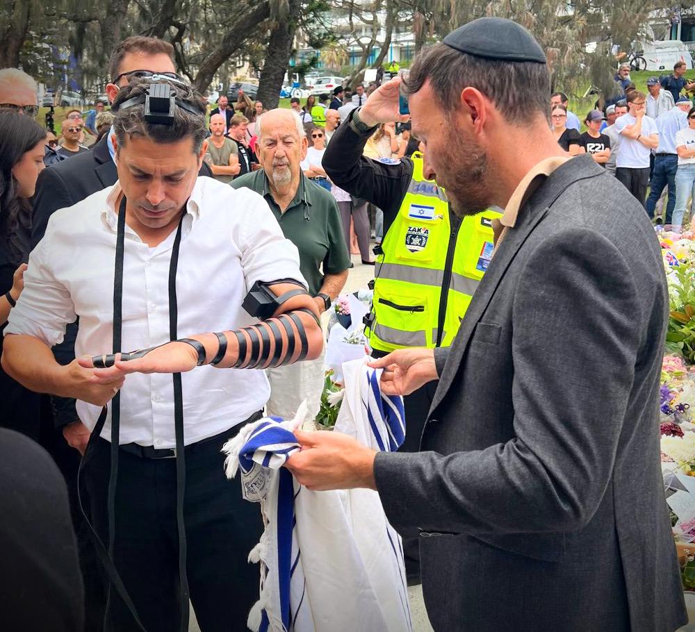 השר עמיחי שיקלי מניח תפילין בזירת הטבח בסידני.