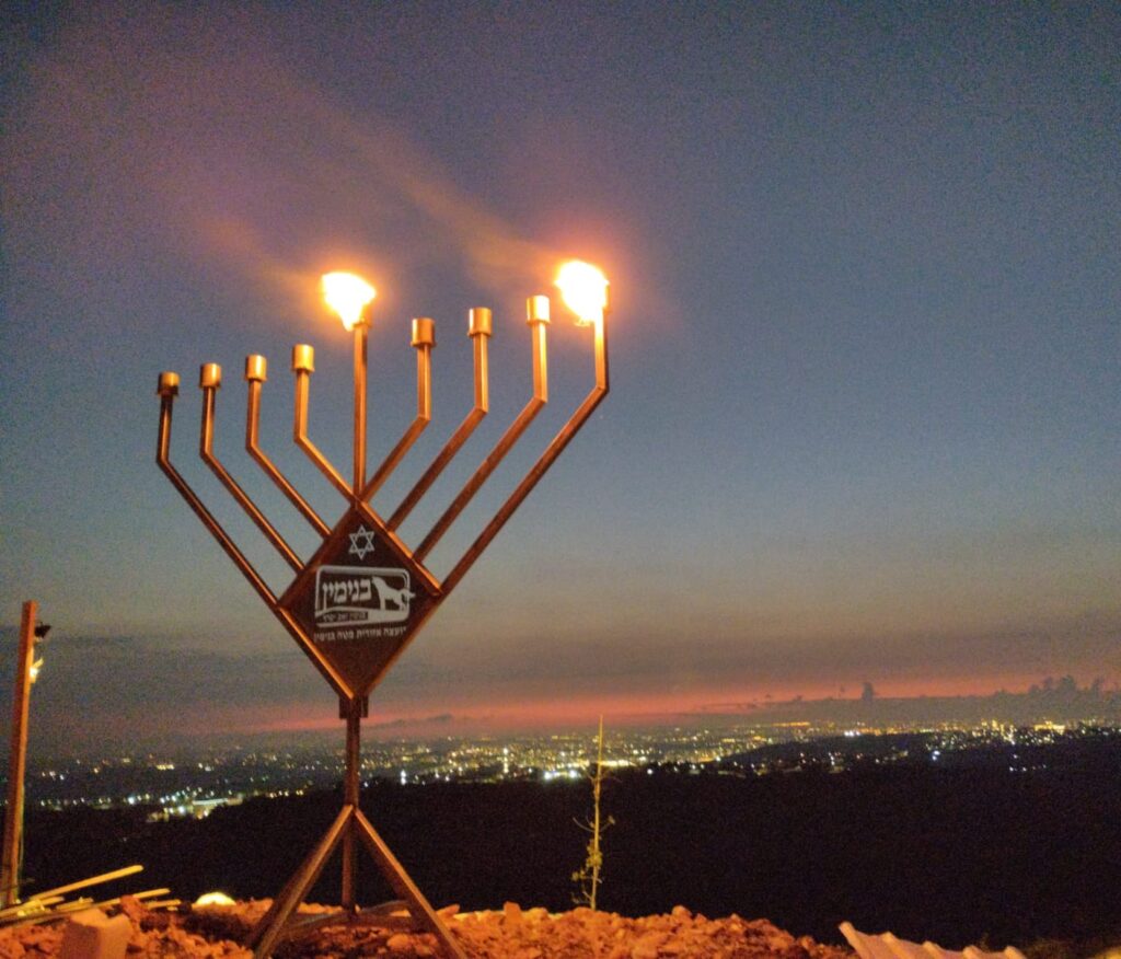 חנוכייה בחווה אסטרטגית בבנימין