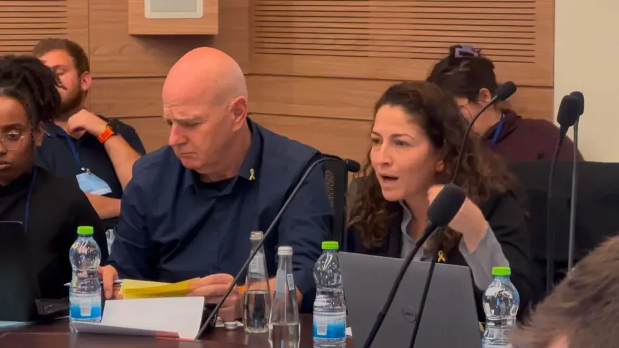 מיכל עוזיהו ראש המועצה האזורית אשכול מדברת בוועדה בכנסת.