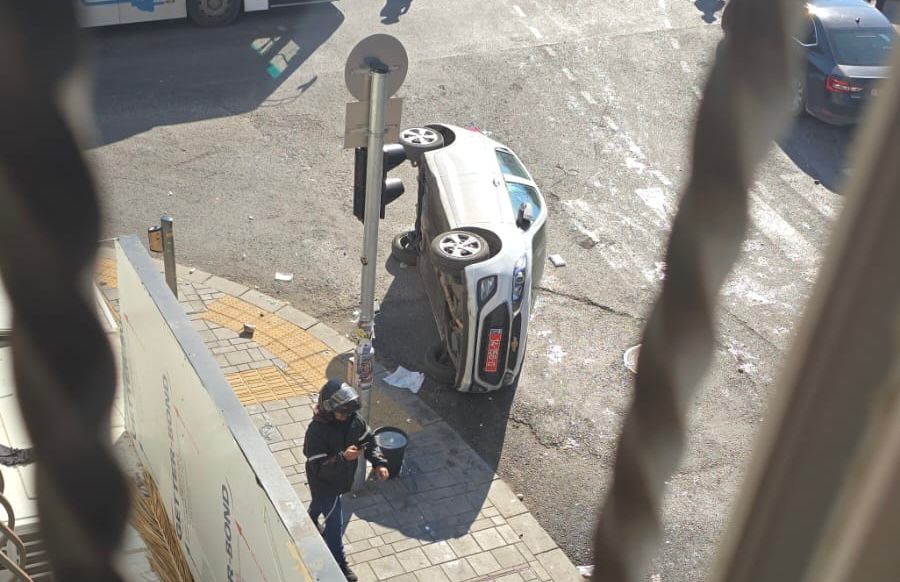 מכונית התהפכה