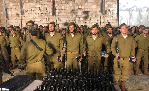 חיילים חרדים בכותל