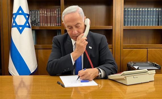 ראש הממשלה נתניהו בלשכתו בעת שיחת טלפון.