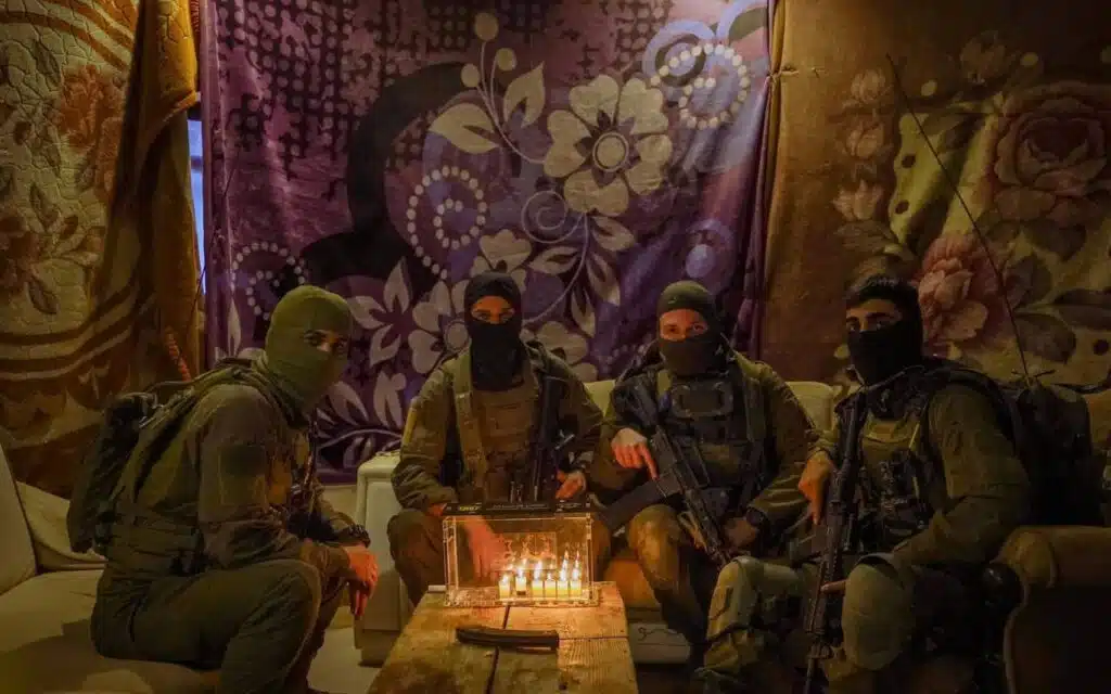 סיירת חרוב מדליקים נרות