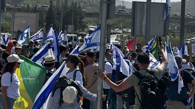 צעדת הפגנה נגד חוק הגיוס