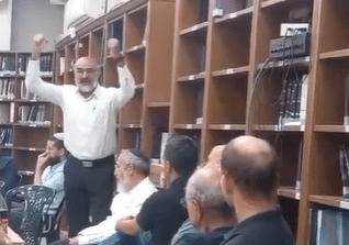 הרב דרור אריה בישיבת שדרות עם טייסים סרבנים