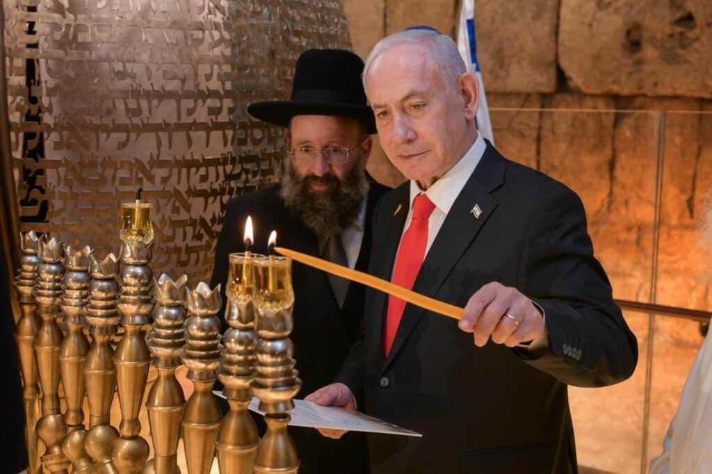 ראש הממשלה נתניהו מדליק את הנרות בכותל המערבי