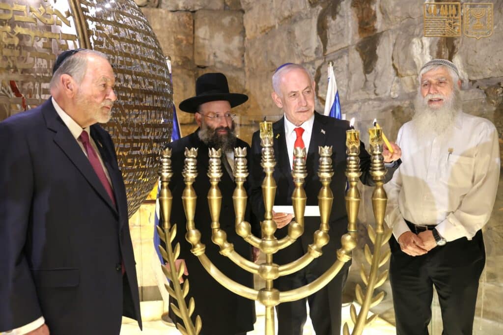ראש הממשלה נתניהו מדליק נרות חנוכה בכותל המערבי