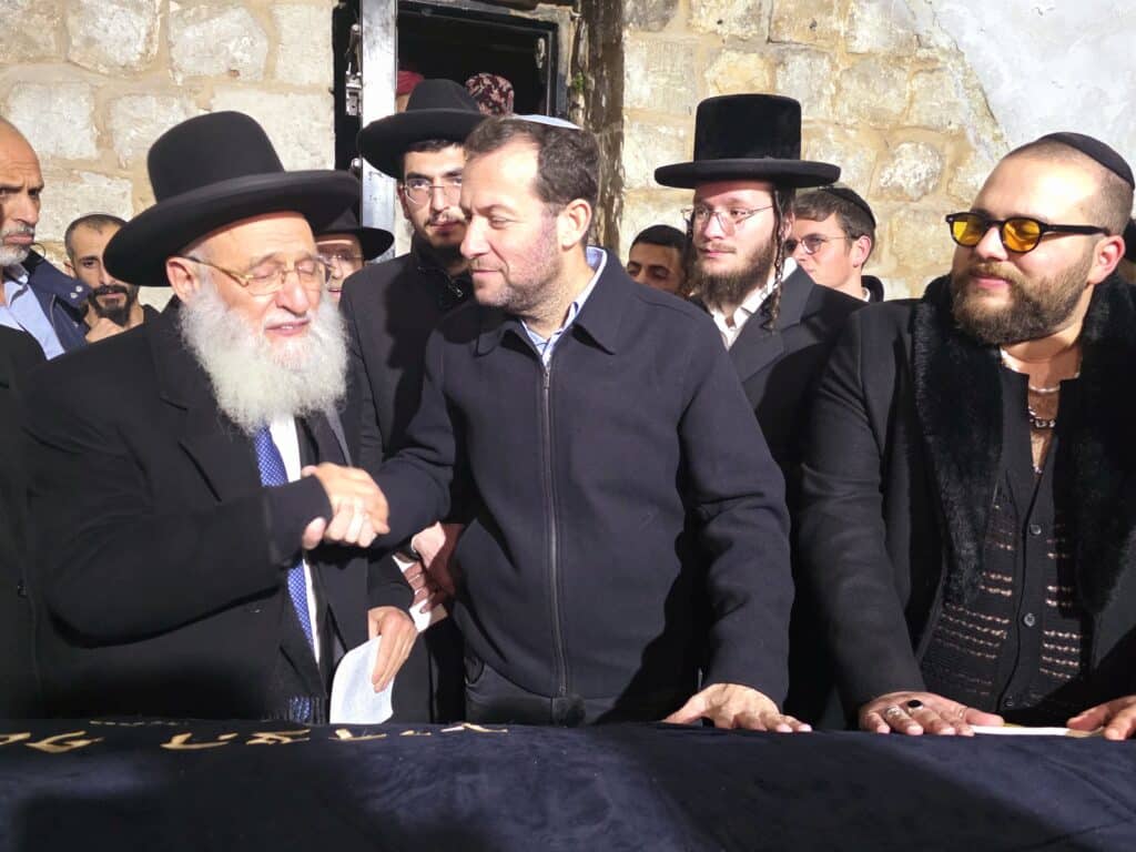 ראש מועצת שומרון עם הרב אלבז והזמר אליאב זוהר בקבר יוסף