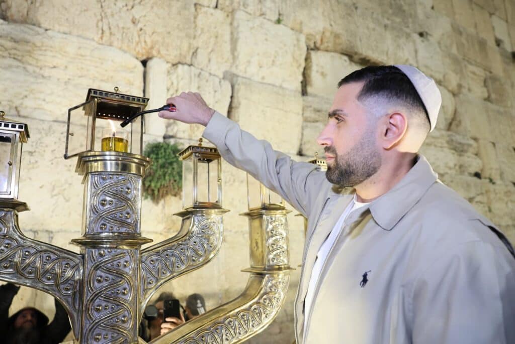 שגב כלפון מדליק נר חנוכה בכותל המערבי