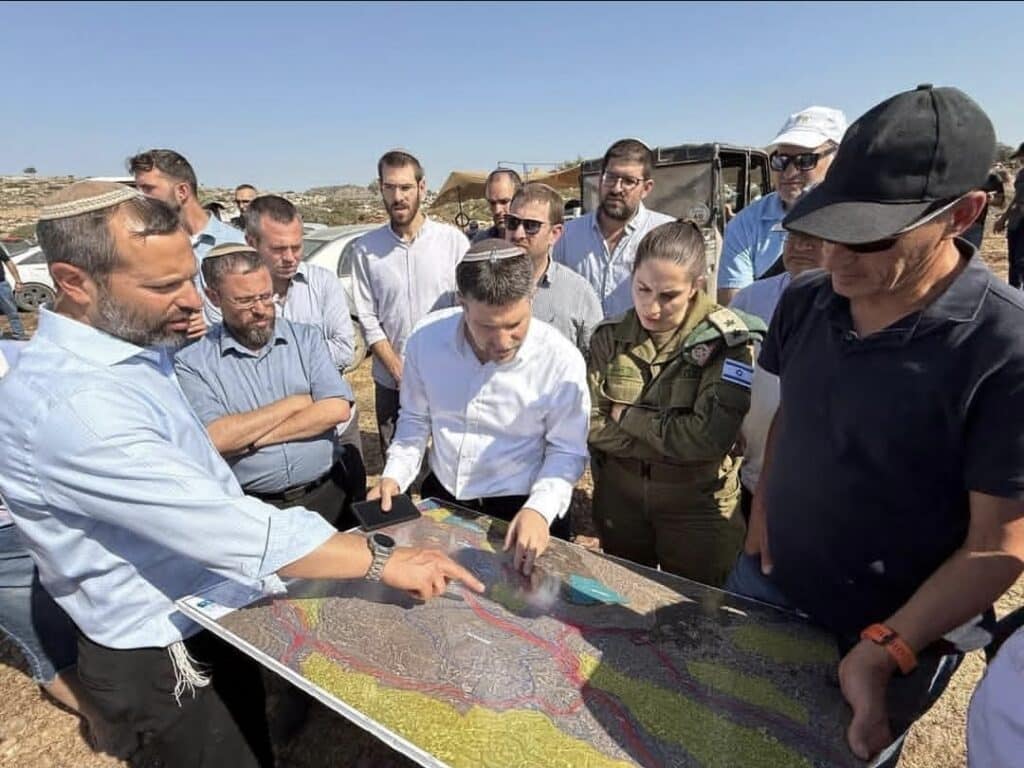 שר האוצר בצלאל סמוטריץ' עם ראש מועצת בנימין ישראל גנץ וגורמים נוספים בהתיישבות