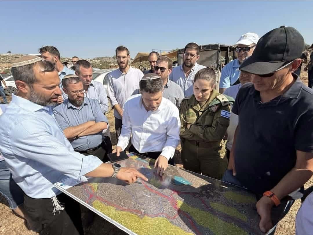 שר האוצר בצלאל סמוטריץ' עם ראש מועצת בנימין ישראל גנץ וגורמים נוספים בהתיישבות