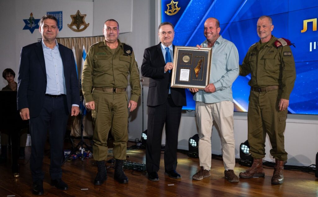 הענקת מגן שר הביטחון על תמיכה יוצאת דופן במשרתי המילואים.