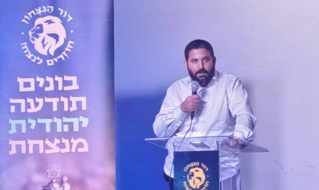 הרב אביעד גדות, מנכ"ל חותם נואם בכנס