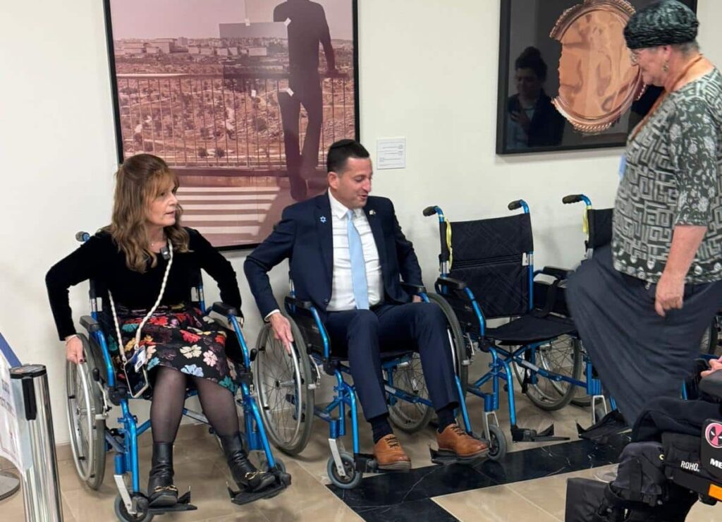 הח"כים על כיסאות גלגלים במשכן הכנסת