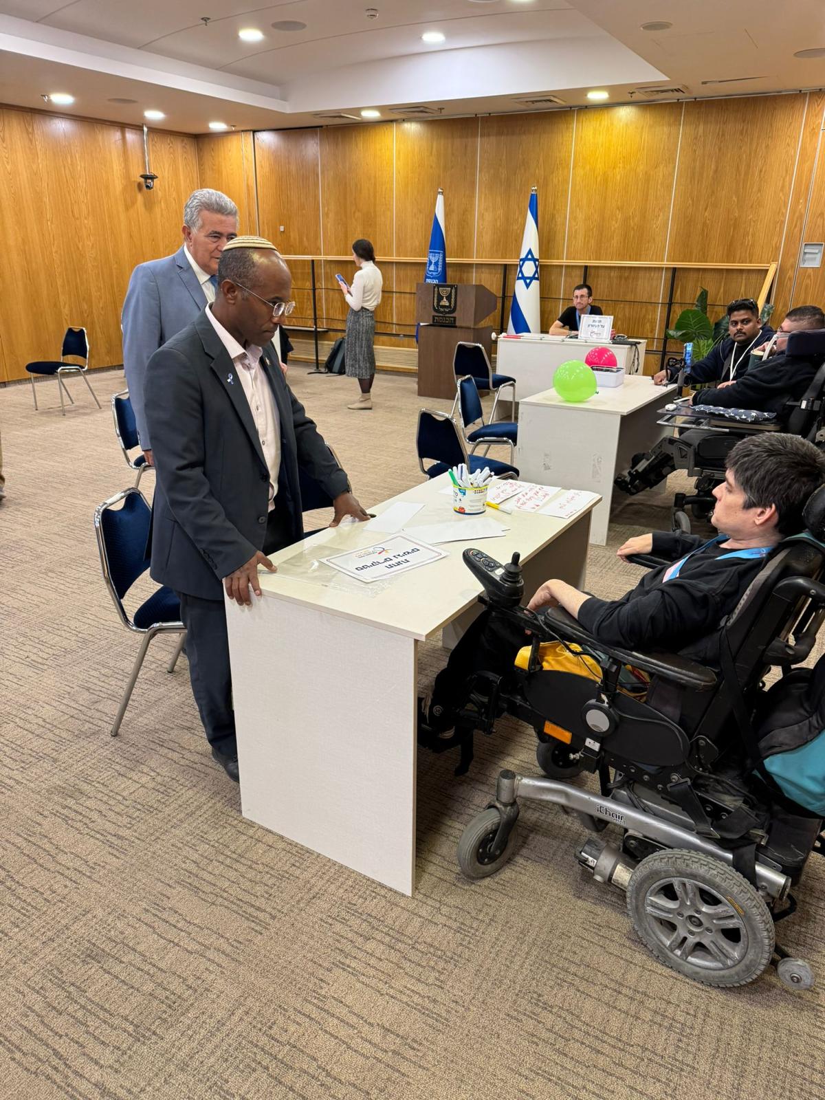 הח"כים עם הצעירים מ'בית הגלגלים' בכנסת.