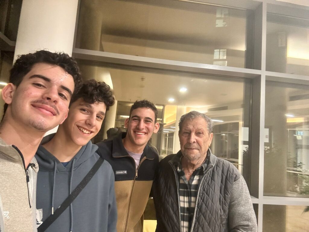 בני עקיבא מחבקים את ניצולי השואה.
