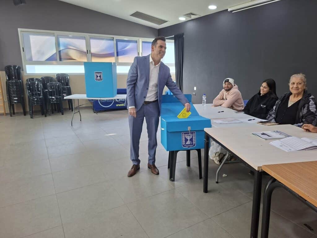 אבי סלמה מצביע